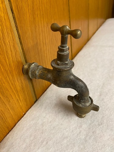 Alter wasserhahn absperrhahn - alter, wasserhahn,