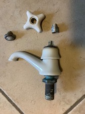 alter Wasserhahn Porzellan